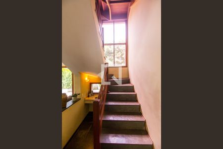 Casa de condomínio à venda com 450m², 5 quartos e 8 vagas Casa de condomínio à venda com 450m², 5 quartos e 8 vagasEscada