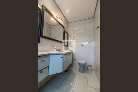 Casa de condomínio à venda com 450m², 5 quartos e 8 vagas Casa de condomínio à venda com 450m², 5 quartos e 8 vagasBanheiro da Suíte 2