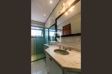 Casa de condomínio à venda com 450m², 5 quartos e 8 vagas Casa de condomínio à venda com 450m², 5 quartos e 8 vagasBanheiro da Suíte 2