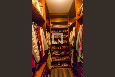 Casa de condomínio à venda com 450m², 5 quartos e 8 vagas Casa de condomínio à venda com 450m², 5 quartos e 8 vagasCloset da suíte 1