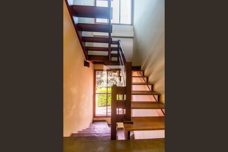 Casa de condomínio à venda com 450m², 5 quartos e 8 vagas Casa de condomínio à venda com 450m², 5 quartos e 8 vagasEscada