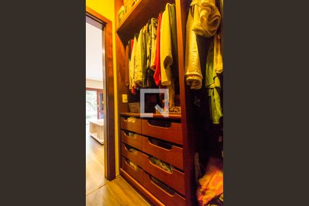 Casa de condomínio à venda com 450m², 5 quartos e 8 vagas Casa de condomínio à venda com 450m², 5 quartos e 8 vagasCloset da suíte 1