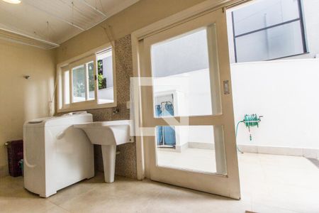 Casa de condomínio à venda com 450m², 5 quartos e 8 vagas Casa de condomínio à venda com 450m², 5 quartos e 8 vagasÁrea de Serviço