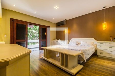 Casa de condomínio à venda com 450m², 5 quartos e 8 vagas Casa de condomínio à venda com 450m², 5 quartos e 8 vagasSuíte master