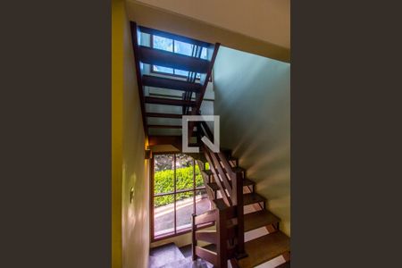 Casa de condomínio à venda com 450m², 5 quartos e 8 vagas Casa de condomínio à venda com 450m², 5 quartos e 8 vagasEscada