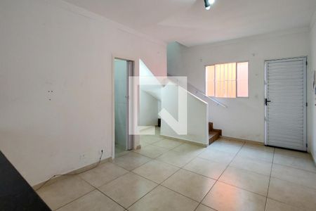 Sala de casa de condomínio para alugar com 2 quartos, 48m² em Maracanã, Praia Grande