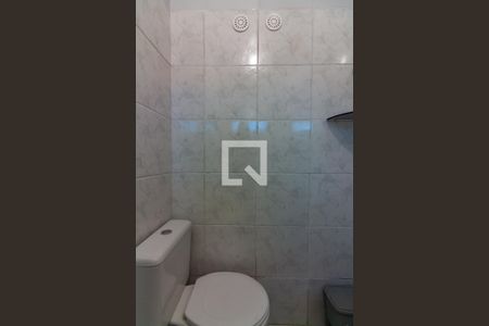 Banheiro de kitnet/studio para alugar com 1 quarto, 25m² em Umuarama, Osasco