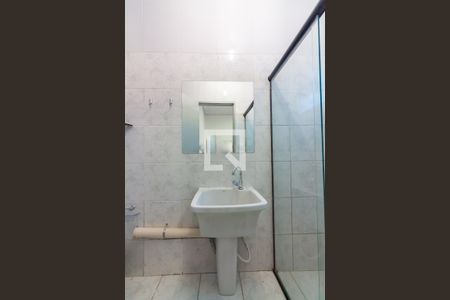 Banheiro de kitnet/studio para alugar com 1 quarto, 25m² em Umuarama, Osasco