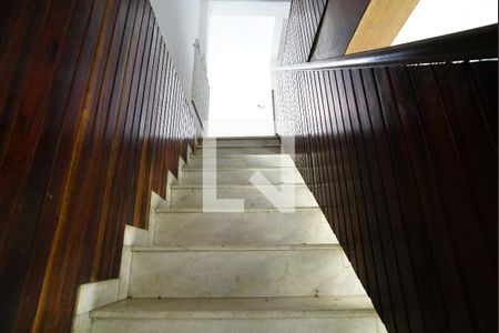 Escada de casa para alugar com 3 quartos, 150m² em Vila Dalva, São Paulo