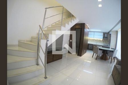 Escada de acesso as suítes de apartamento à venda com 2 quartos, 75m² em Vila da Serra, Belo Horizonte