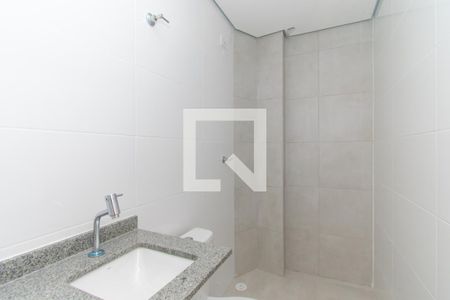 Banheiro de kitnet/studio para alugar com 1 quarto, 27m² em Vila Ema, São Paulo