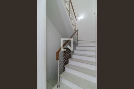 Casa de condomínio à venda com 270m², 5 quartos e 2 vagas Casa de condomínio à venda com 270m², 5 quartos e 2 vagasEscada