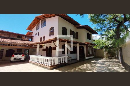 Casa para alugar com 450m², 5 quartos e 8 vagas Casa para alugar com 450m², 5 quartos e 8 vagasFachada