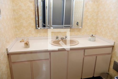 Casa para alugar com 347m², 3 quartos e 4 vagas Casa para alugar com 347m², 3 quartos e 4 vagasBanheiro da Suíte 1