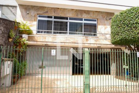 Casa para alugar com 347m², 3 quartos e 4 vagas Casa para alugar com 347m², 3 quartos e 4 vagasFachada