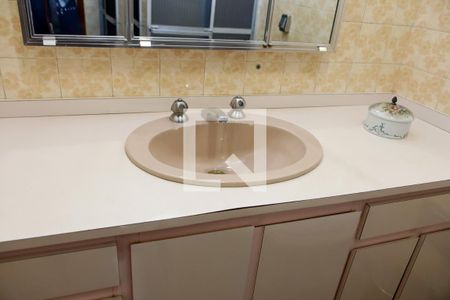 Casa para alugar com 347m², 3 quartos e 4 vagas Casa para alugar com 347m², 3 quartos e 4 vagasBanheiro da Suíte 1