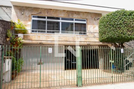 Casa para alugar com 347m², 3 quartos e 4 vagas Casa para alugar com 347m², 3 quartos e 4 vagasFachada