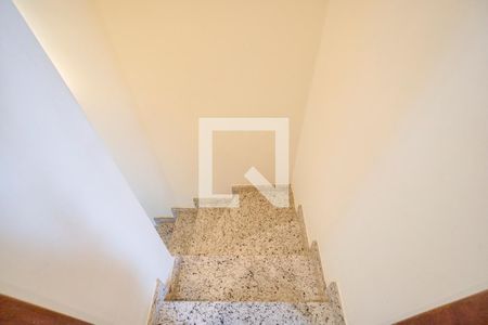 Casa de condomínio à venda com 142m², 2 quartos e 2 vagas Casa de condomínio à venda com 142m², 2 quartos e 2 vagasEscada