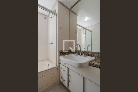 Banheiro de apartamento à venda com 1 quarto, 75m² em Floresta, Porto Alegre