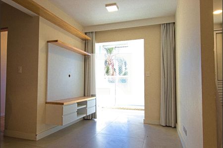 Sala de apartamento para alugar com 2 quartos, 57m² em Jardim Marilu, Cotia