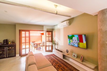 Sala de TV de casa de condomínio à venda com 5 quartos, 329m² em Alphaville, Santana de Parnaíba