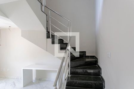 Escada de casa à venda com 3 quartos, 86m² em Vila Cloris, Belo Horizonte