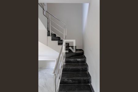 Escada de casa à venda com 3 quartos, 86m² em Vila Cloris, Belo Horizonte