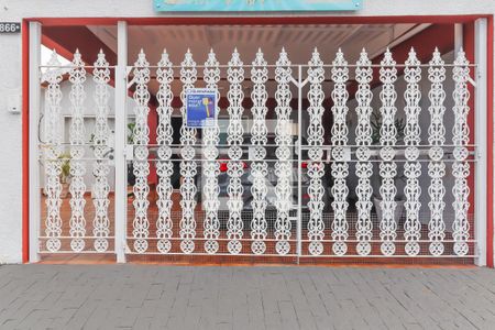 Casa para alugar com 130m², 4 quartos e 4 vagas Casa para alugar com 130m², 4 quartos e 4 vagasFachada