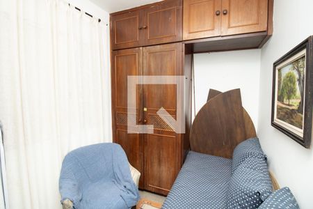 Casa à venda com 345m², 4 quartos e 3 vagas Casa à venda com 345m², 4 quartos e 3 vagasQuarto de serviço - Poltrona