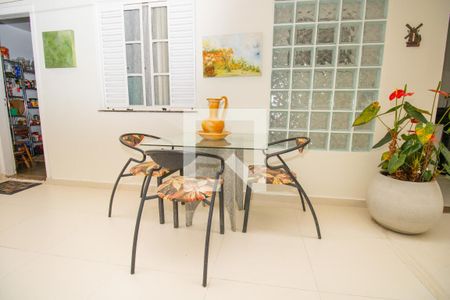 Casa à venda com 345m², 4 quartos e 3 vagas Casa à venda com 345m², 4 quartos e 3 vagasVaranda gourmet com cobertura de policarbonato - mesa e cadeiras