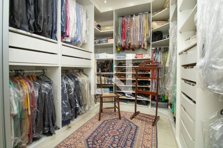 Casa à venda com 345m², 4 quartos e 3 vagas Casa à venda com 345m², 4 quartos e 3 vagasCloset, panorâmica 2