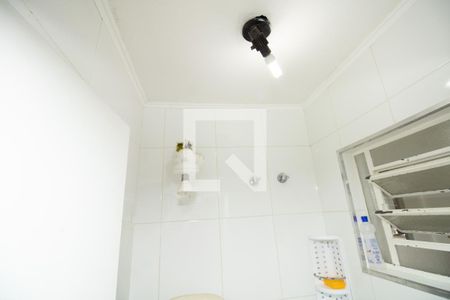 Casa à venda com 345m², 4 quartos e 3 vagas Casa à venda com 345m², 4 quartos e 3 vagasBanheiro de serviço - Janela e chuveiro