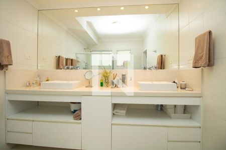 Casa à venda com 345m², 4 quartos e 3 vagas Casa à venda com 345m², 4 quartos e 3 vagasBanheiro master, bancada dupla pia e armários