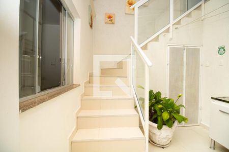 Casa à venda com 345m², 4 quartos e 3 vagas Casa à venda com 345m², 4 quartos e 3 vagasEscada de acesso ao piso superior e armário ferramentaria fechado