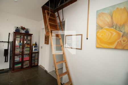 Casa à venda com 345m², 4 quartos e 3 vagas Casa à venda com 345m², 4 quartos e 3 vagasSótão, escada de acesso