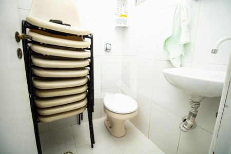 Casa à venda com 345m², 4 quartos e 3 vagas Casa à venda com 345m², 4 quartos e 3 vagasBanheiro de serviço - pia e louça sanitária