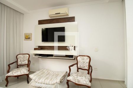 Casa à venda com 345m², 4 quartos e 3 vagas Casa à venda com 345m², 4 quartos e 3 vagasSuite master, parede TV e poltronas