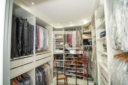 Casa à venda com 345m², 4 quartos e 3 vagas Casa à venda com 345m², 4 quartos e 3 vagasCloset, panorâmica 1