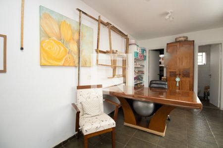 Casa à venda com 345m², 4 quartos e 3 vagas Casa à venda com 345m², 4 quartos e 3 vagasAteliê, bancadas de trabalho