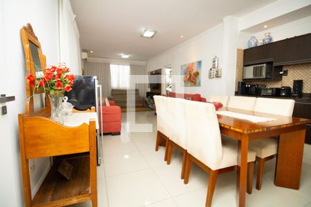 Casa à venda com 345m², 4 quartos e 3 vagas Casa à venda com 345m², 4 quartos e 3 vagasSala, piso suoerior