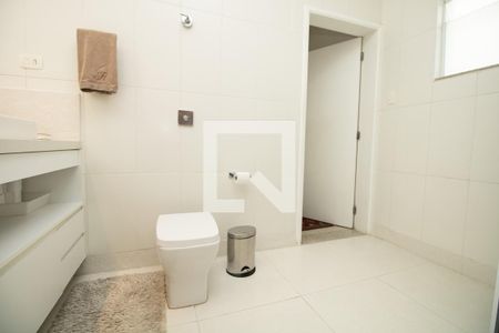 Casa à venda com 345m², 4 quartos e 3 vagas Casa à venda com 345m², 4 quartos e 3 vagasBanheiro master, louça sanitária