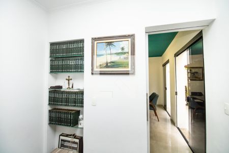 Casa à venda com 345m², 4 quartos e 3 vagas Casa à venda com 345m², 4 quartos e 3 vagasEscritório - Parede de livros