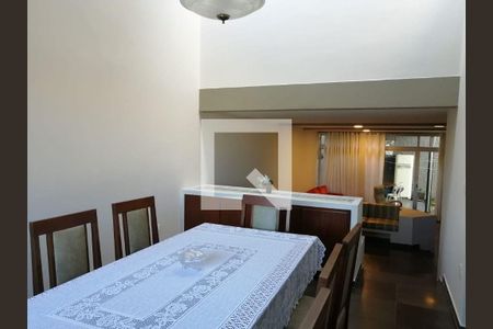 Casa à venda com 3 quartos, 213m² em Jardim Aeroporto, São Paulo