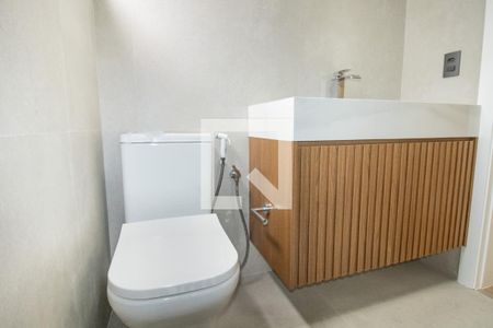Banheiro 1- Louça sanitária e armário  de apartamento à venda com 2 quartos, 70m² em Vila Uberabinha, São Paulo