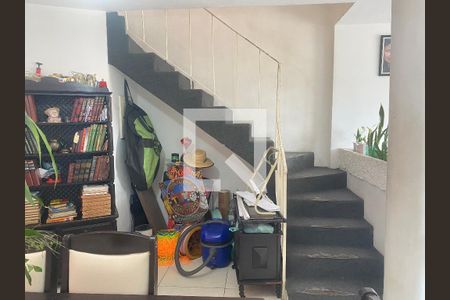 Sala - Escada de casa para alugar com 3 quartos, 120m² em Vila Irmãos Arnoni, São Paulo