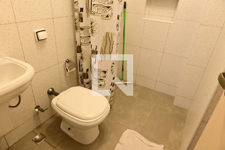 Banheiro de apartamento para alugar com 1 quarto, 48m² em Aviação, Praia Grande