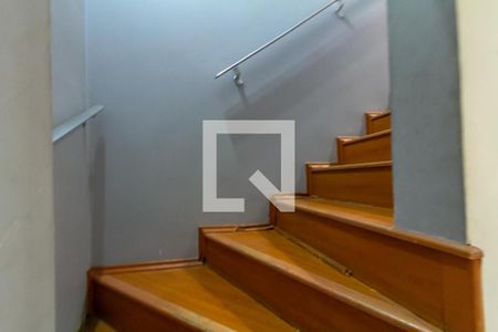 Escada de casa à venda com 2 quartos, 165m² em Rudge Ramos, São Bernardo do Campo