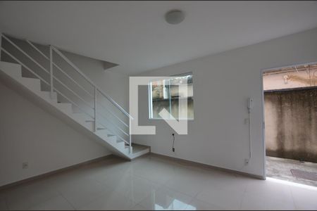 Sala de casa de condomínio para alugar com 2 quartos, 80m² em Marechal Hermes, Rio de Janeiro