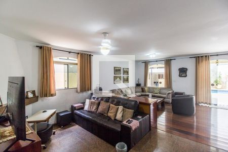 Casa de condomínio à venda com 360m², 4 quartos e 4 vagasSala de TV