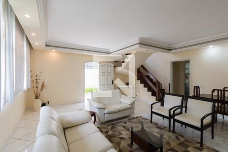 Casa de condomínio à venda com 283m², 4 quartos e 4 vagasSala